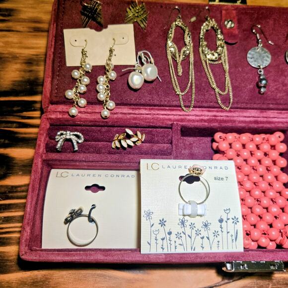 Jewelry Box Lot Of 35 Vintage to Modern Costume Jewelry Wearable & Craft Repair - Picture 8 of 16